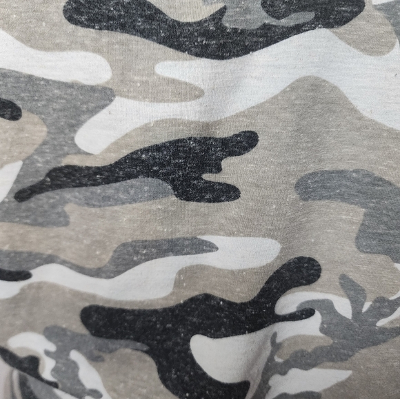 89th & Madison Camo Button Accent Tee Size Small - Picture 4 of 5
